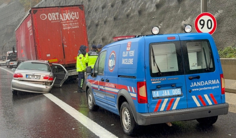 Tıra Arkadan Çarpan Otomobilde 1 Kişi Öldü, 4 Kişi Yaralandı